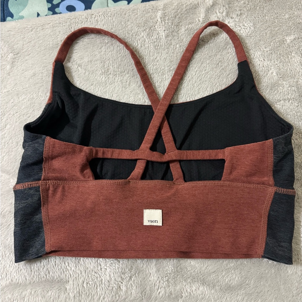 Vuori sports bra brown w/camo details on side